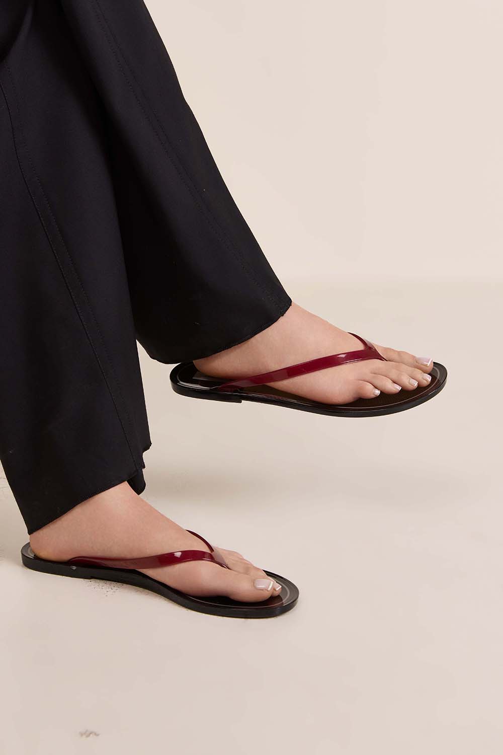 תמונת כל הלוק של כפכפי אצבע